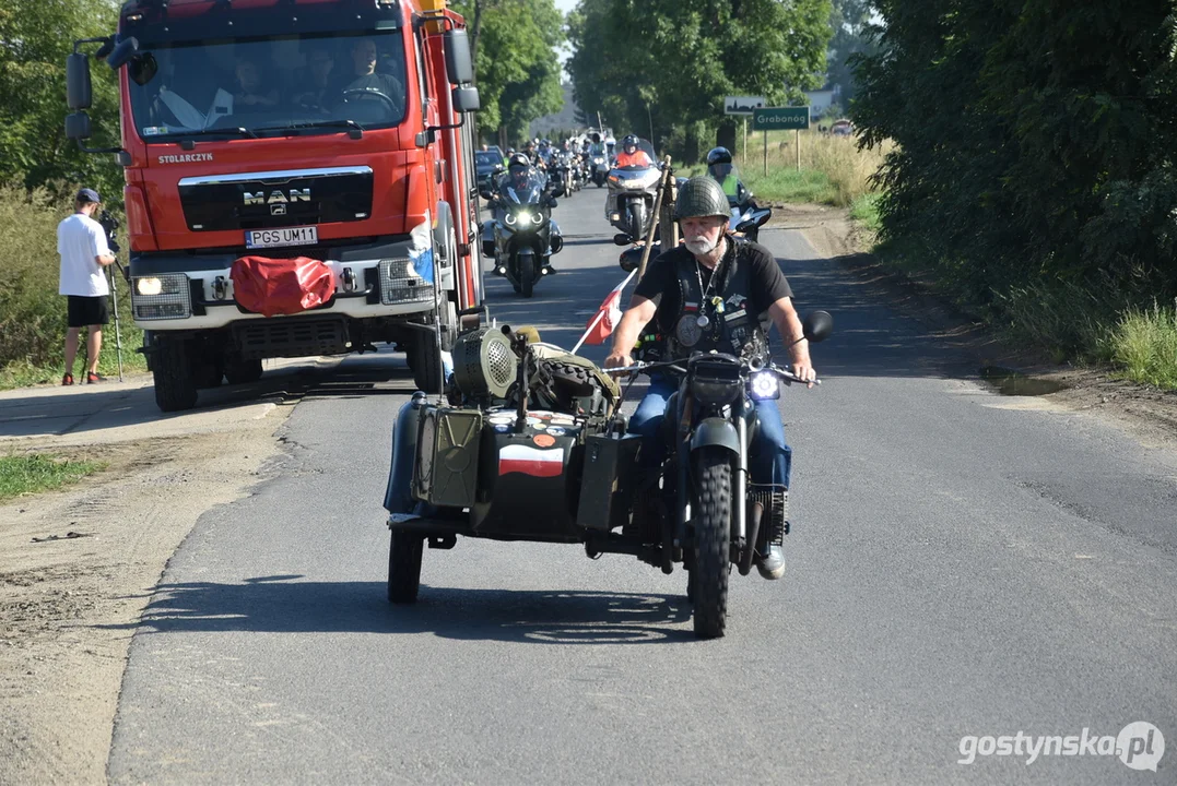 Parada zabytkowych pojazdów podczas dożynek powiatowych na Świętej Górze 2023