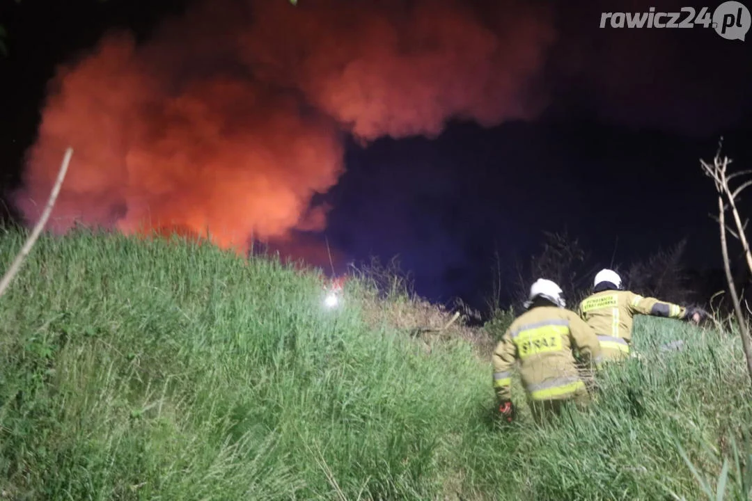 Pożar odpadów na terenie jednej z rawickich firm