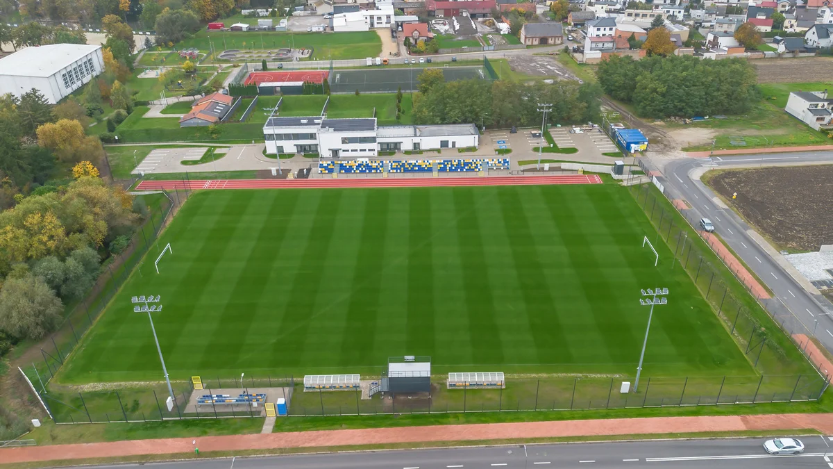 Budowa nowego stadionu sportowego w Krobi na ostatniej prostej