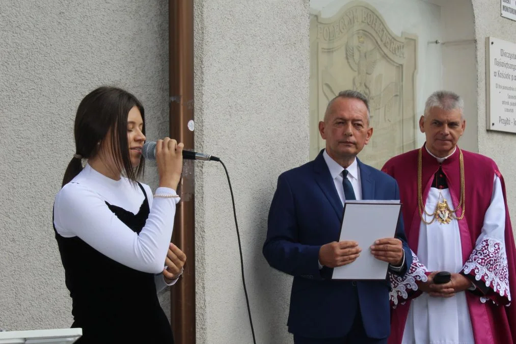 Jarocin. Odsłonięcie tablicy poświęconej kolporterom gazety konspiracyjnej "Dla Ciebie, Polsko" i koncert patriotyczny w JOK-u