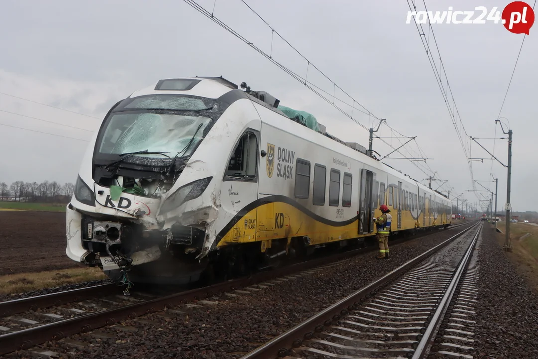 Pociąg Kolei Dolnośląskich po wypadku w Kątach (gm. Rawicz)