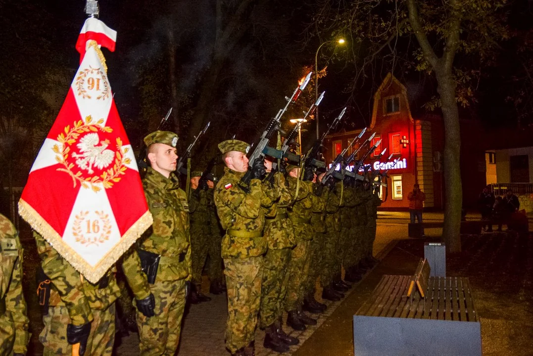 Obchody Święta Niepodległości w Jarocinie. Capstrzyk w parku mjr. Zbigniewa hr. Ostroroga-Gorzeńskiego