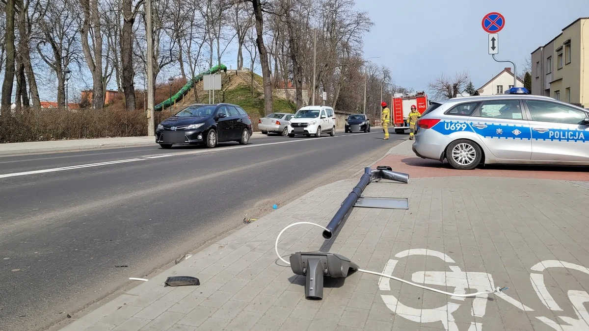 Rawicz. Nie ustąpił pierwszeństwa na rondzie. Doprowadził do kolizji [ZDJĘCIA] - Zdjęcie główne