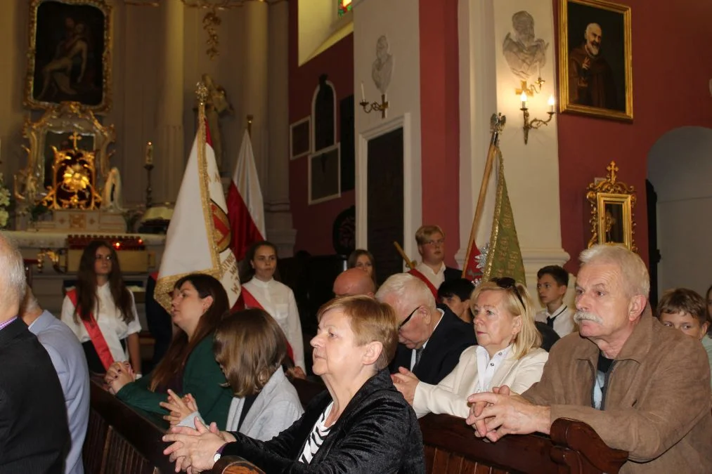 Jarocin. Odsłonięcie tablicy poświęconej kolporterom gazety konspiracyjnej "Dla Ciebie, Polsko" i koncert patriotyczny w JOK-u