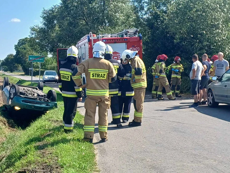 Auto dachowało i wpadło do rowu w Wilczyńcu. Kierowca był pod wpływem