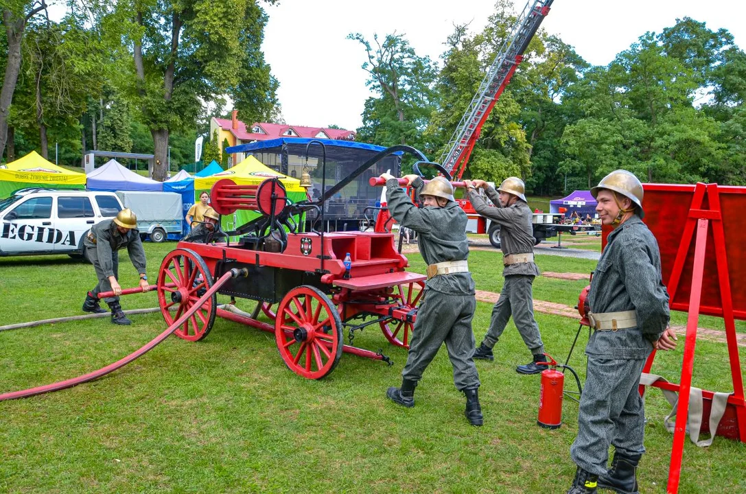 Ma 120 lat i nadal działa. Strażacy z Radlina odrestaurowali sikawkę konną