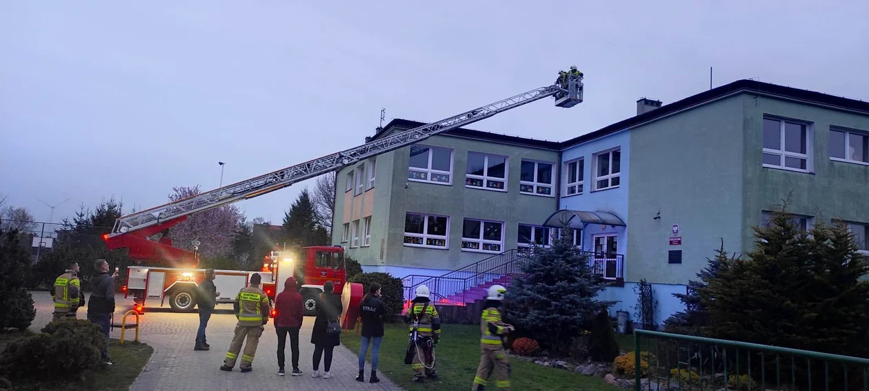 Strażacy z OSP Dobrzyca pojawili przy miejscowej szkole. Co tam robili? [ZDJĘCIA] - Zdjęcie główne