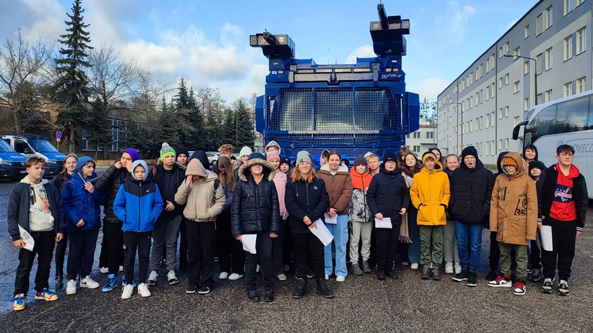 Uczniowie szkoły podstawowej w Piaskach odwiedzili Komendę Wojewódzką Policji w Poznaniu. To nagroda za udział w konkursie - Zdjęcie główne