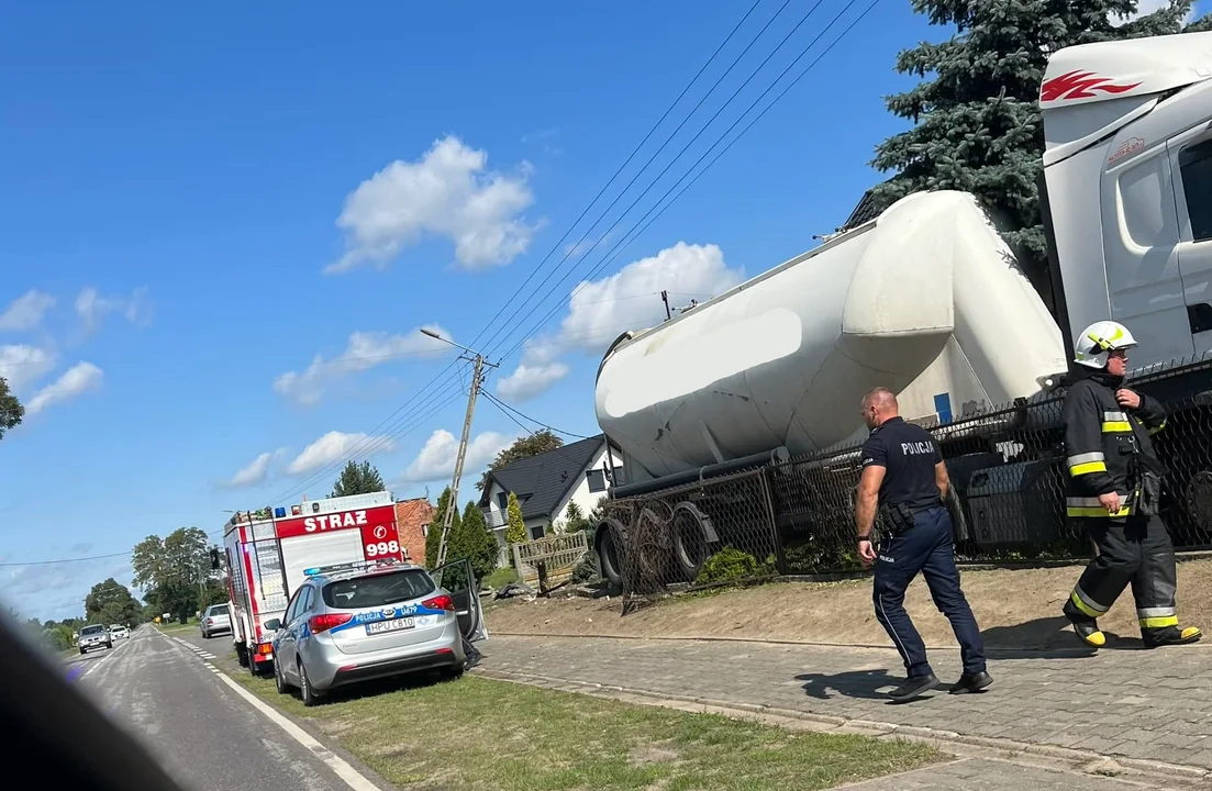 Mogło się skończyć tragicznie. Ciężarówka wjechała w słup i ogrodzenie w Kwileniu [ZDJĘCIA] - Zdjęcie główne