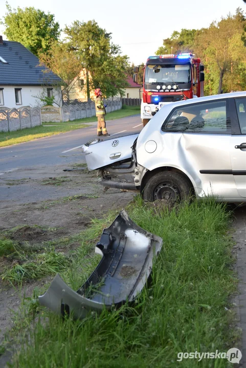 W Śmiłowie (gm. Poniec) nastolatek uderzył w słup osobówką