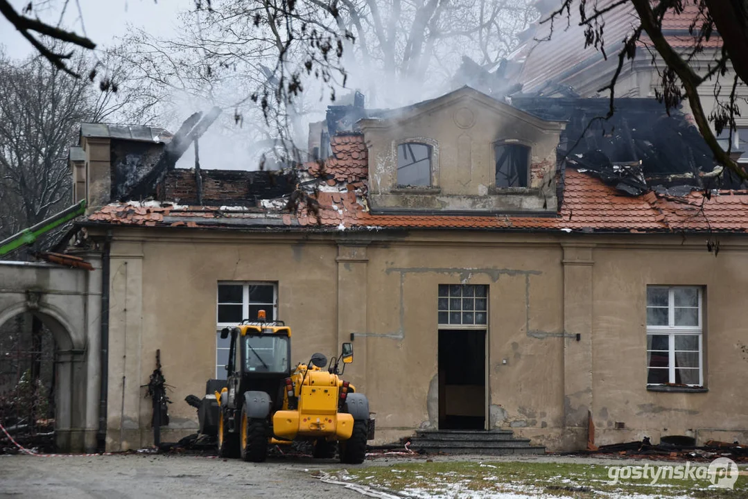 Pożar pałacu w Pępowie. Straż pożarna porządkuje pogorzelisko