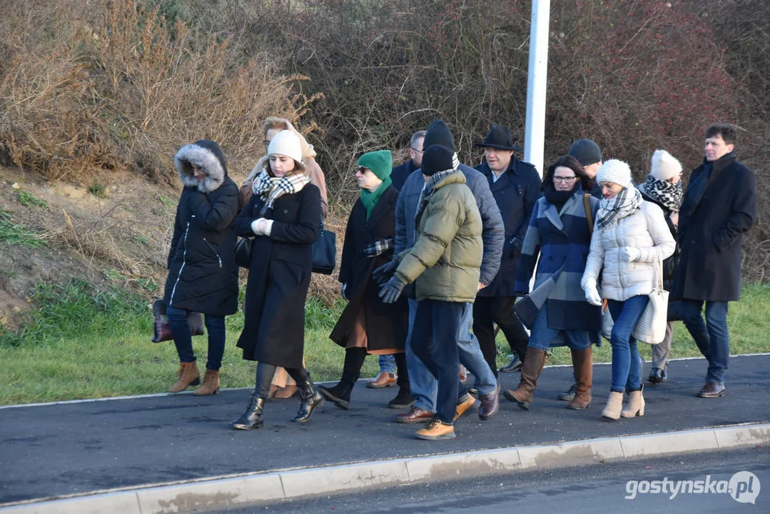 Otwarcie nowej drogi w Gostyniu - spacer samorządowców i mieszkańców