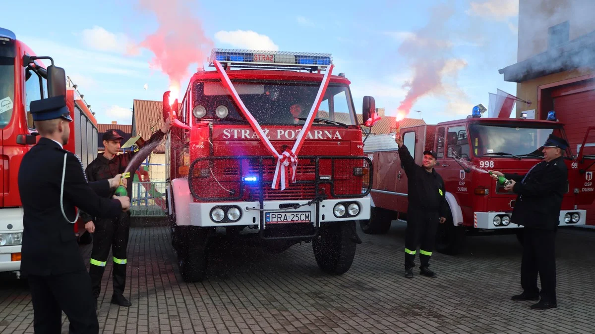 Uroczysty apel, race i polanie szampanem. Powitali auto strażackie w Dubinie [ZDJĘCIA] - Zdjęcie główne