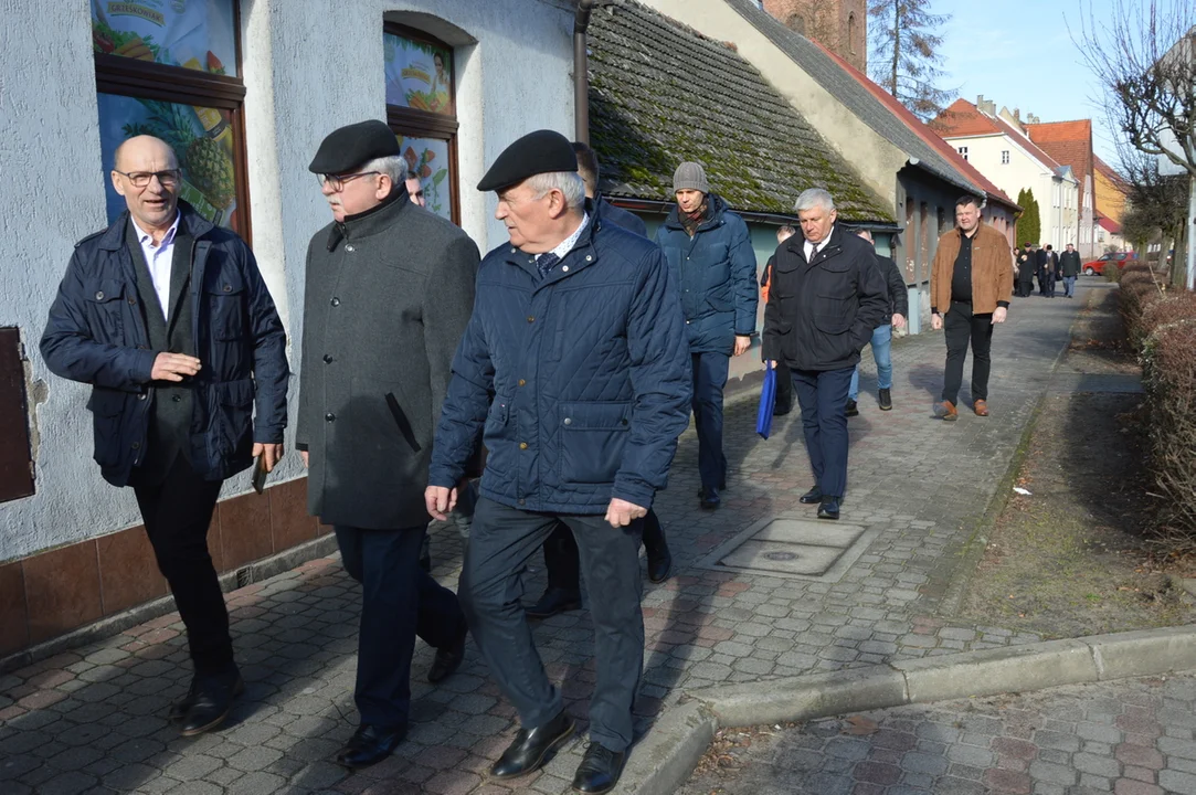 Otwarcie rynku w Jutrosinie z udziałem przedstawicieli samorządów, wojewody i parlamentu