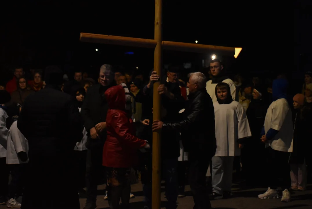 W trakcie drogi krzyżowej krzyż ponieśli mieszkańcy każdej miejscowości w parafii - Zdjęcie główne