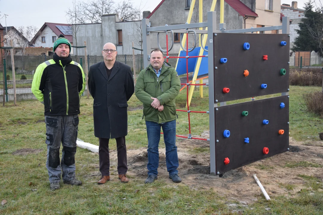 Sulmierzyce. Nowe elementy na placu zabaw