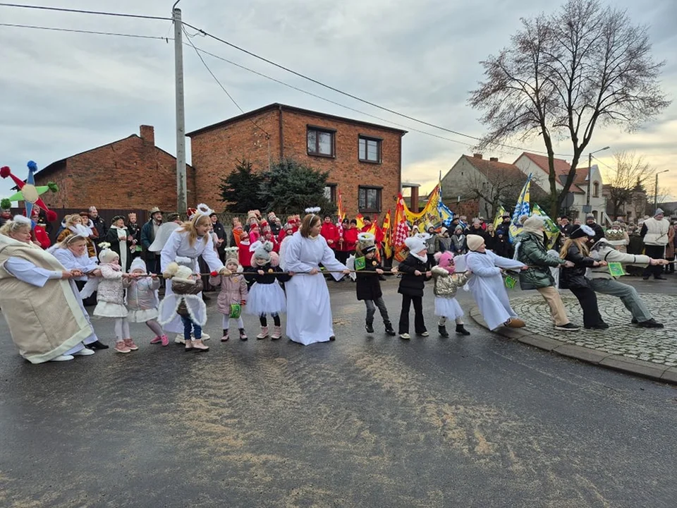 IV Parafialny Orszak Trzech Króli w Cielczy. Diabły walczyły z aniołami [ZDJĘCIA] - Zdjęcie główne