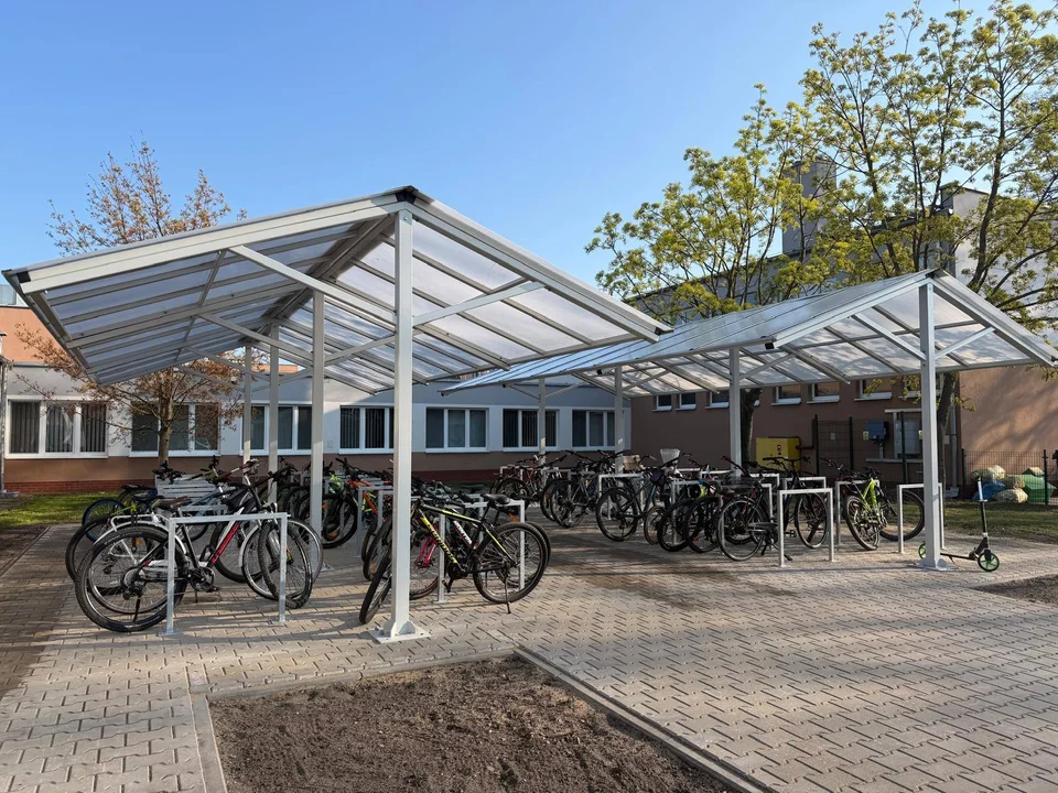 Nowa wiata rowerowa przy Szkole Podstawowej w Poniecu