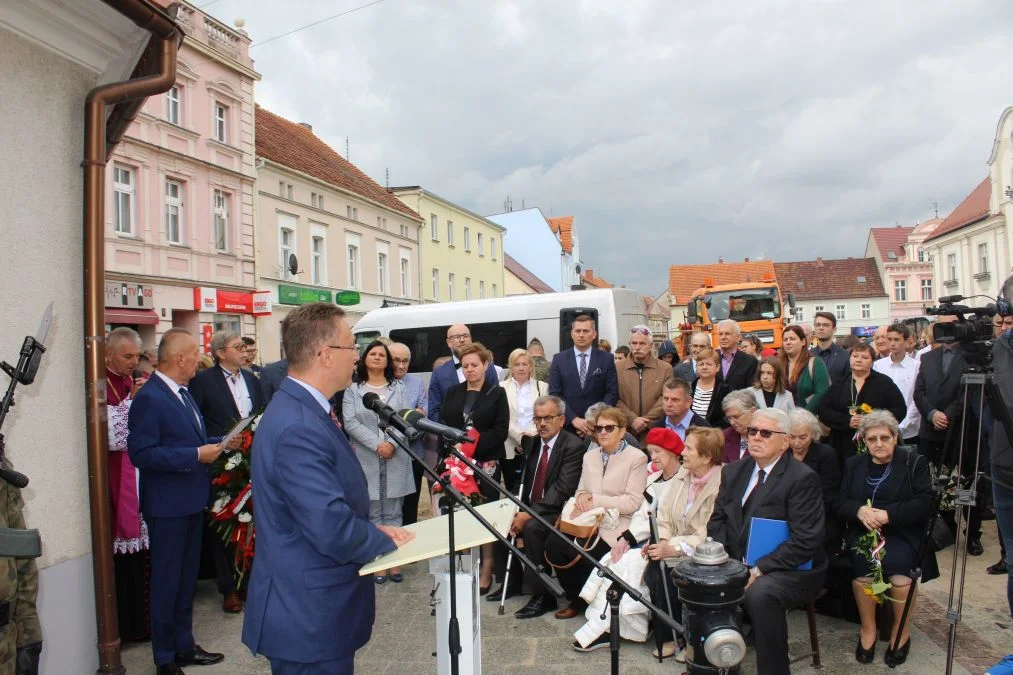 Jarocin. Odsłonięcie tablicy poświęconej kolporterom gazety konspiracyjnej "Dla Ciebie, Polsko" i koncert patriotyczny w JOK-u