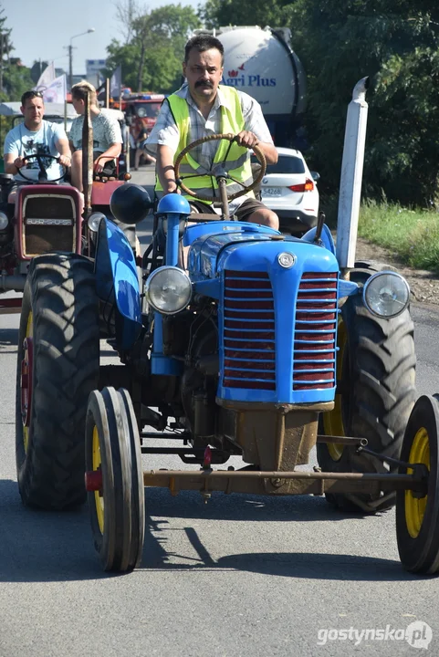 Parada zabytkowych pojazdów podczas dożynek powiatowych na Świętej Górze 2023