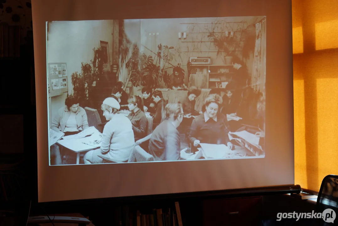 Miłośnicy starych fotografii w pogorzelskiej bibliotece