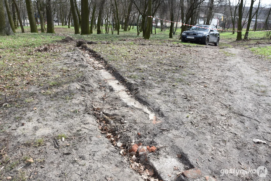 Odkryte ogrodzenie cmentarza żydowskiego w parku miejskim w  Gostyniu