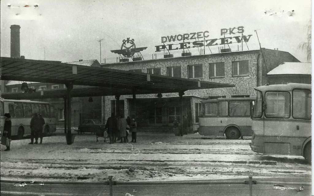 Poznajecie to miejsce? Kiedyś stały tu wozy i konie [ZDJĘCIA] - Zdjęcie główne