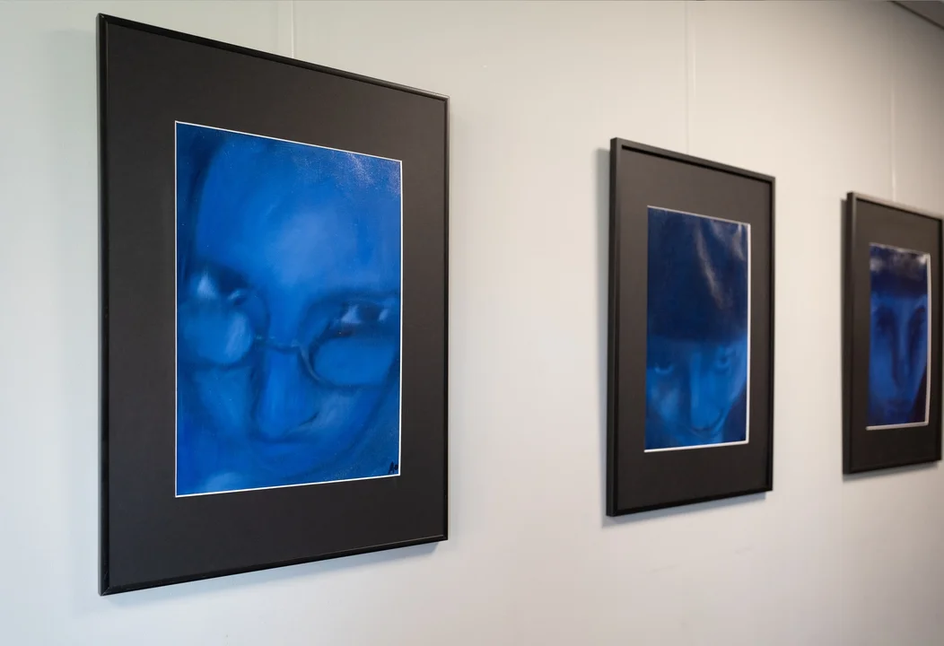 „Ludzie zamknięci w niebieskim” - wystawa prac Ady Opiły w Zajezdni Kultury w Pleszewie - Zdjęcie główne