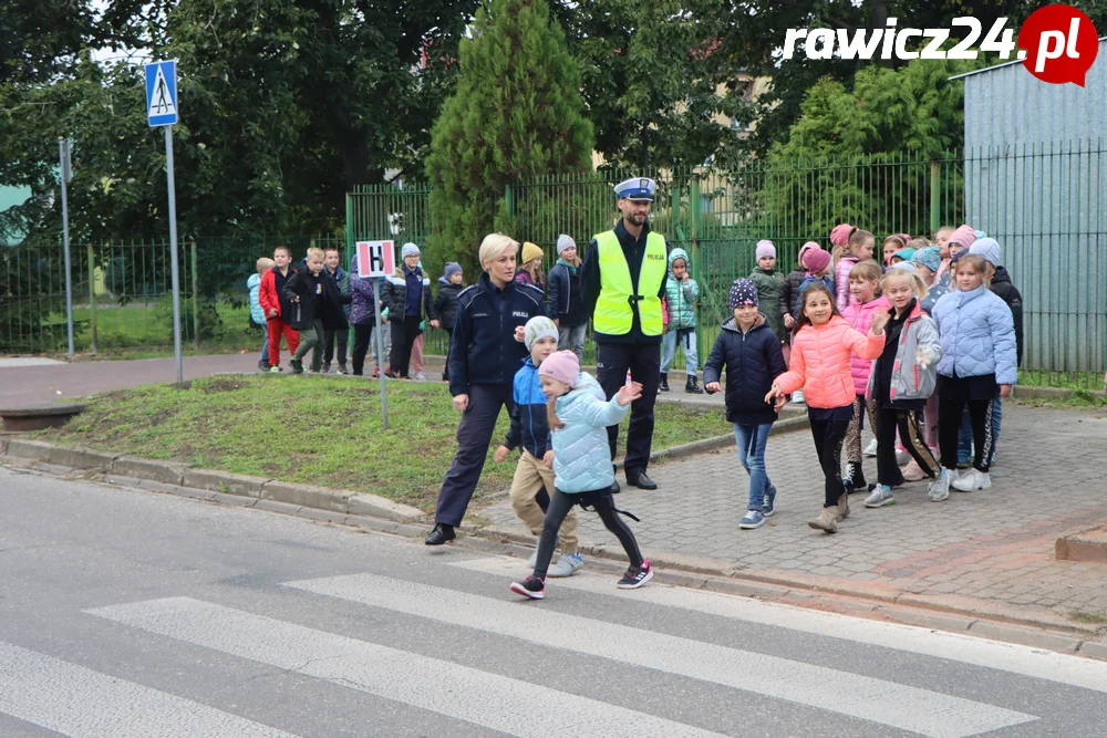 "Pomachaj kierowcy" - akcja przy SP 4 w Rawiczu