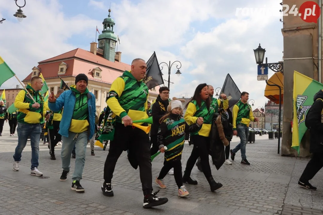 Kibice Kolejarza przeszli ulicami miasta.