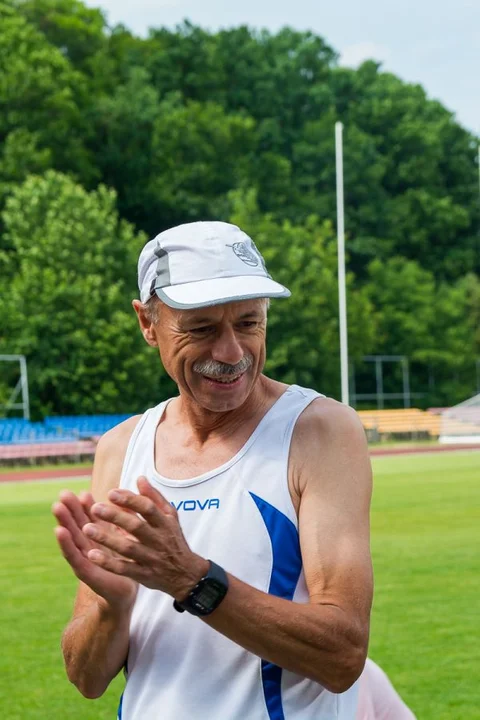 70 okrążeń stadionu w Jarocinie na 70. urodziny. Wiesław Garbarek świętował nietypowo