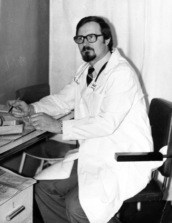Edward Horoszkiewicz w swoim gabinecie w nowym szpitalu. 1983 rok