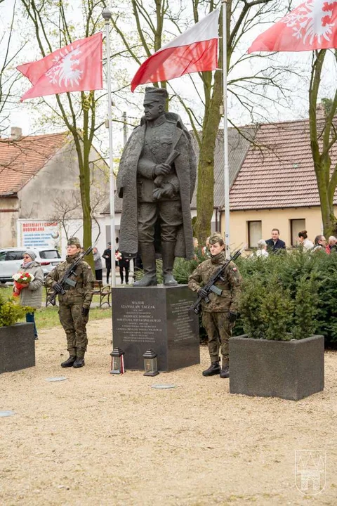 Uroczystości przed pomnikiem gen. Stanisława Taczaka w Mieszkowie