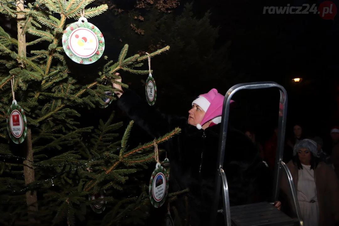 Mieszkańcy Hazów ubierali choinkę w Zielonej Wsi