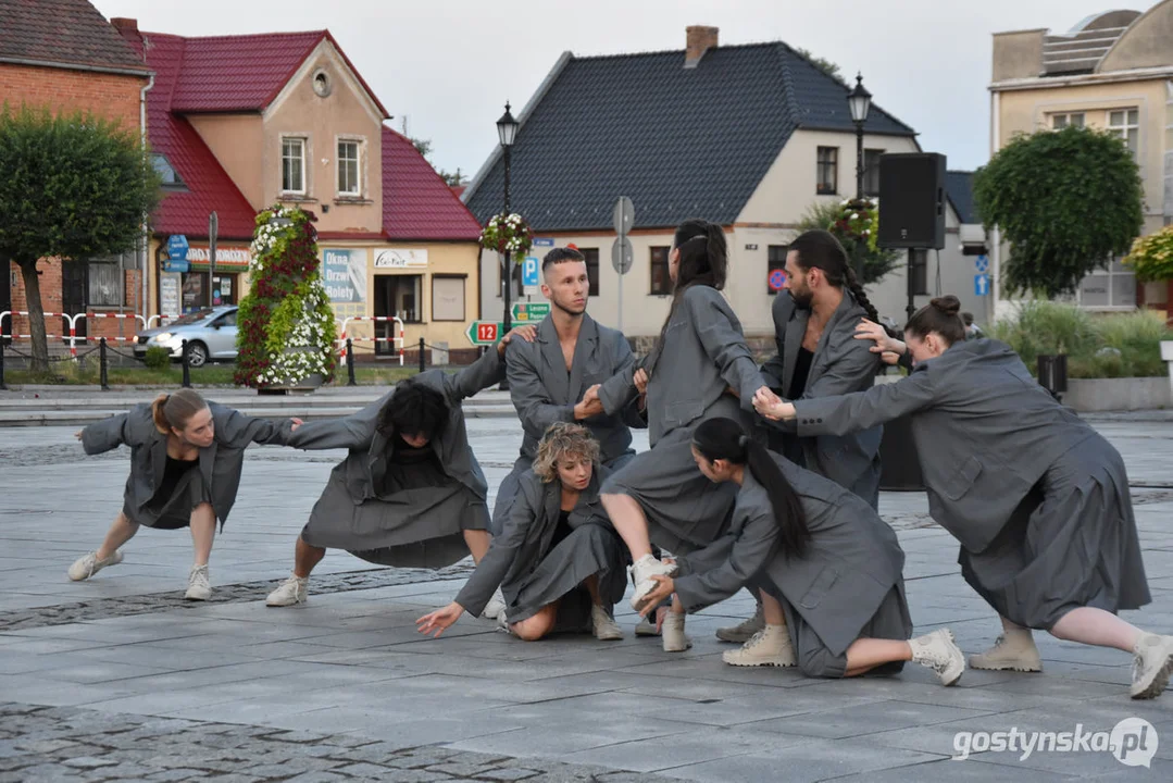 Spektakl teatralny na gostyńskim rynku