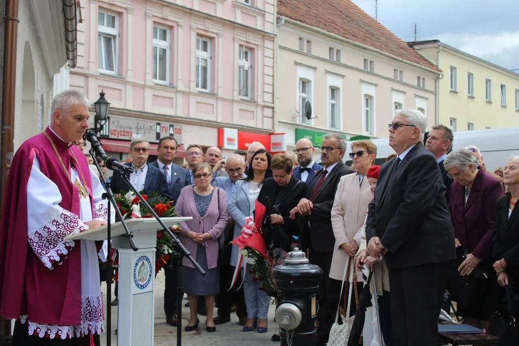 Jarocin. Odsłonięcie tablicy poświęconej kolporterom gazety konspiracyjnej "Dla Ciebie, Polsko" i koncert patriotyczny w JOK-u