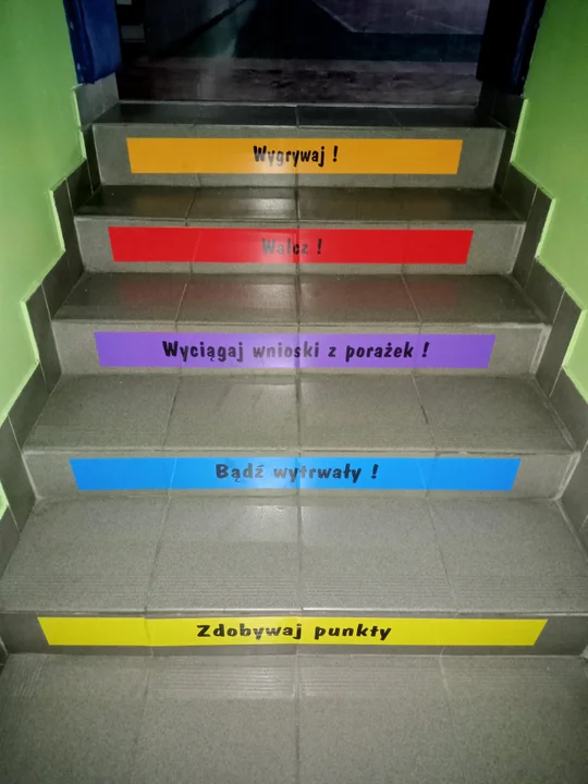 Edukacyjne naklejki na schodach w SP nr 1 w Pleszewie