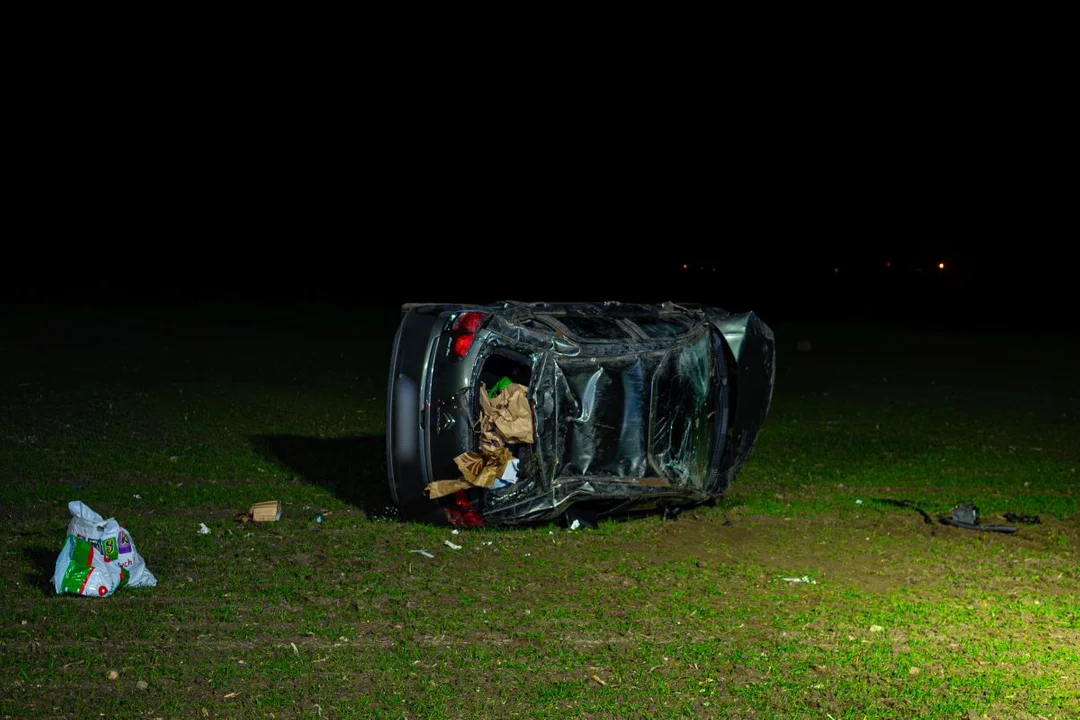 Citroenem wypadła z drogi i dachowała na polu - Zdjęcie główne