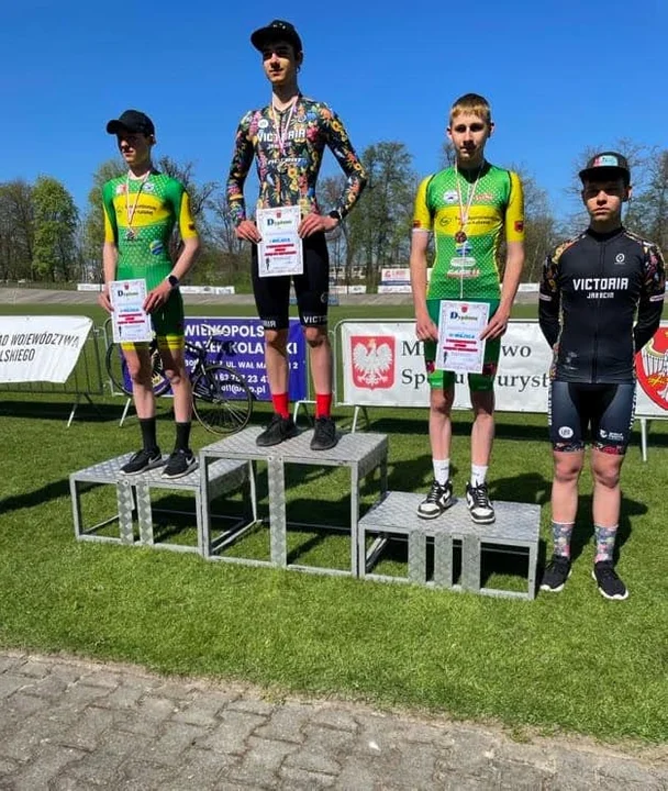 Sukcesy młodych kolarzy Victorii Jarocin na torze w Kaliszu i podczas IV serii szosowego Pucharu Polski w Gostyniu