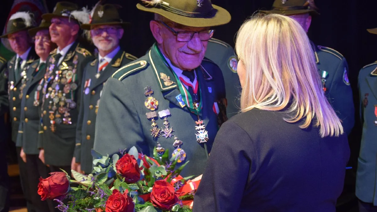 W tym roku "Zasłużonych dla Gminy Krobia" było kilkudziesięciu. Zajęli prawie całą scenę