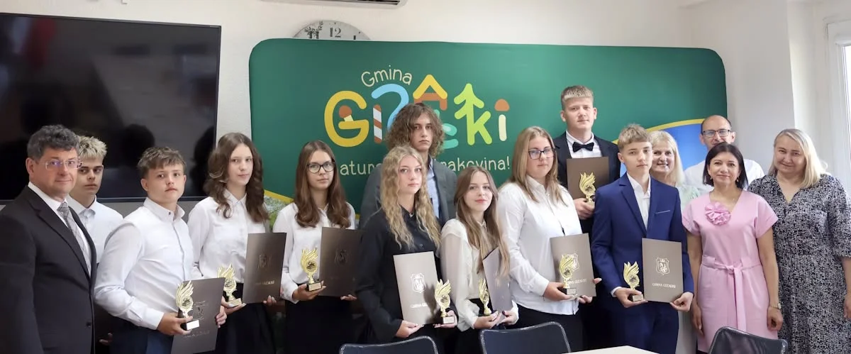 Uroczystość wręczenia nagród najlepszym ósmoklasistom w Gizałkach
