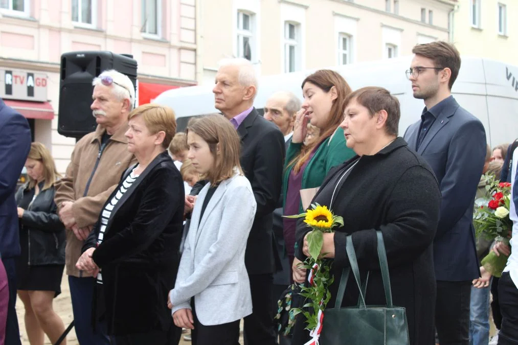 Jarocin. Odsłonięcie tablicy poświęconej kolporterom gazety konspiracyjnej "Dla Ciebie, Polsko" i koncert patriotyczny w JOK-u