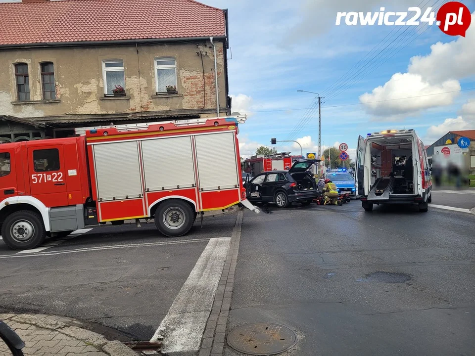 Zderzenie dwóch aut osobowych na skrzyżowaniu ul. Przyjemskiego i Rolniczej w Rawiczu