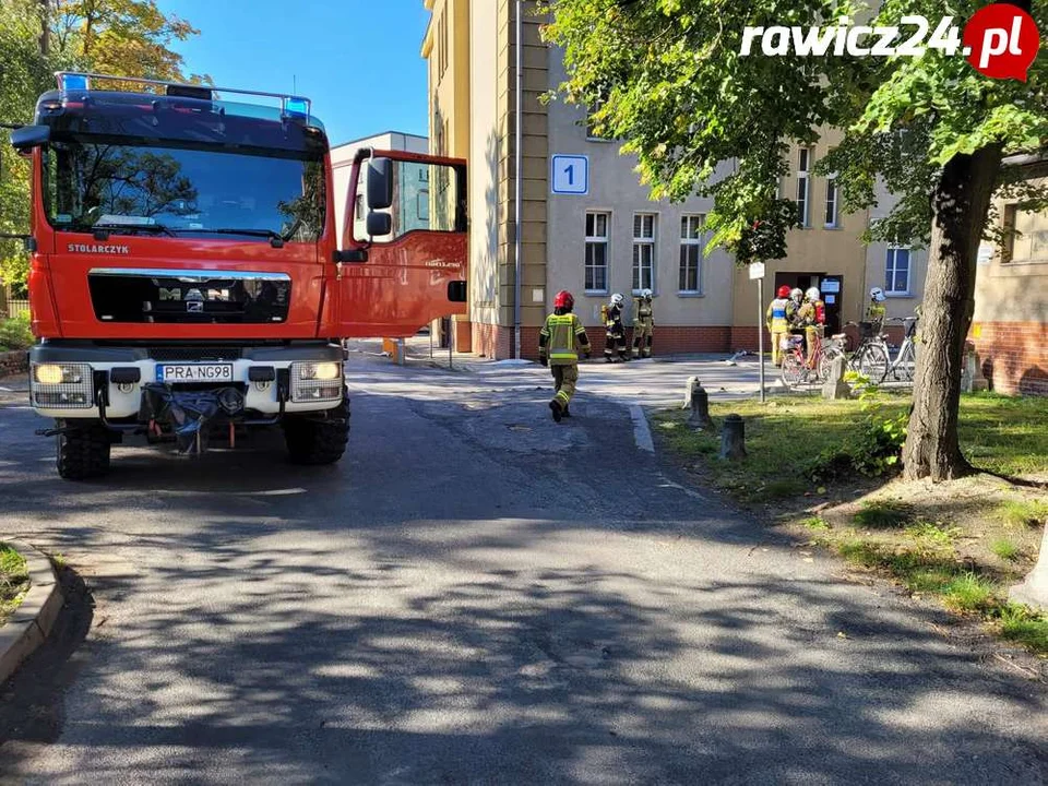 Ćwiczenia strażaków w szpitalu w Rawiczu