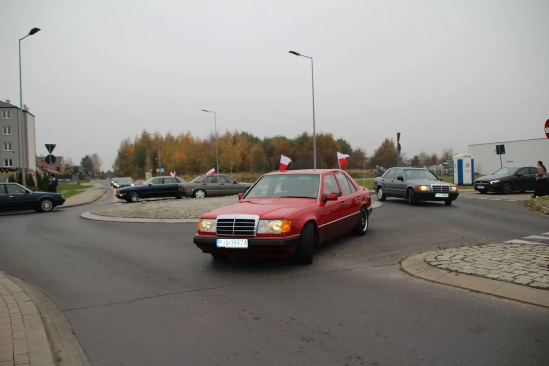 Parada zabytkowych pojazdów z okazji Święta Niepodległości w Jarocinie - Zdjęcie główne