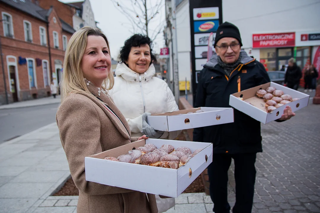 Przedwyborczy tłusty czwartek w Jarocinie. Kandydat PO KO na burmistrza i kandydaci Ziemi Jarocińskiej rozdawali pączki