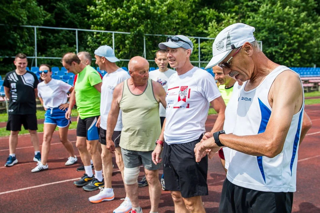 70 okrążeń stadionu w Jarocinie na 70. urodziny. Wiesław Garbarek świętował nietypowo