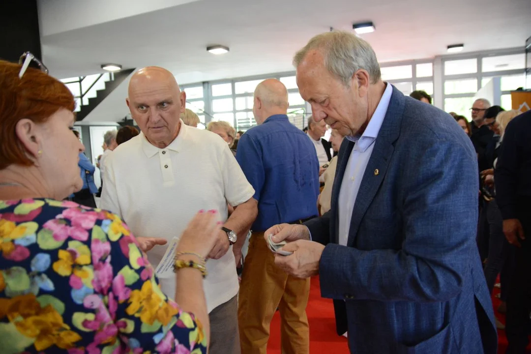 Stanisław Soyka zagrał w Jarocinie na zaproszenie Lions Clubu, aby pomóc 7-letniej Lence