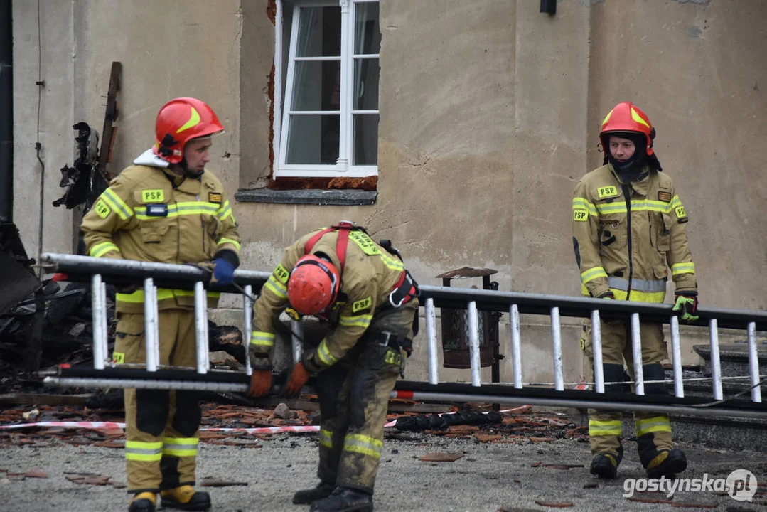 Pożar pałacu w Pępowie. Straż pożarna porządkuje pogorzelisko