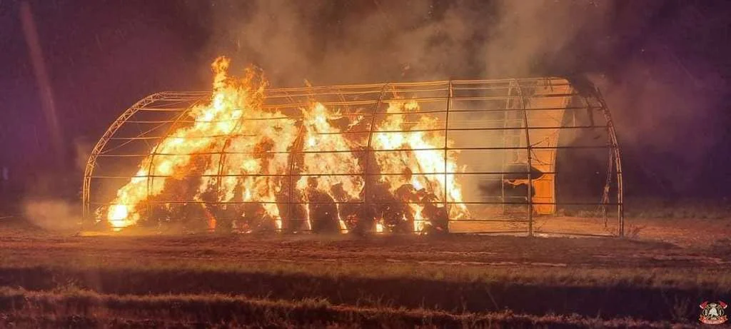 Akcja gaszenia pożaru stogu w Kromolicach (gm. Pogorzela)